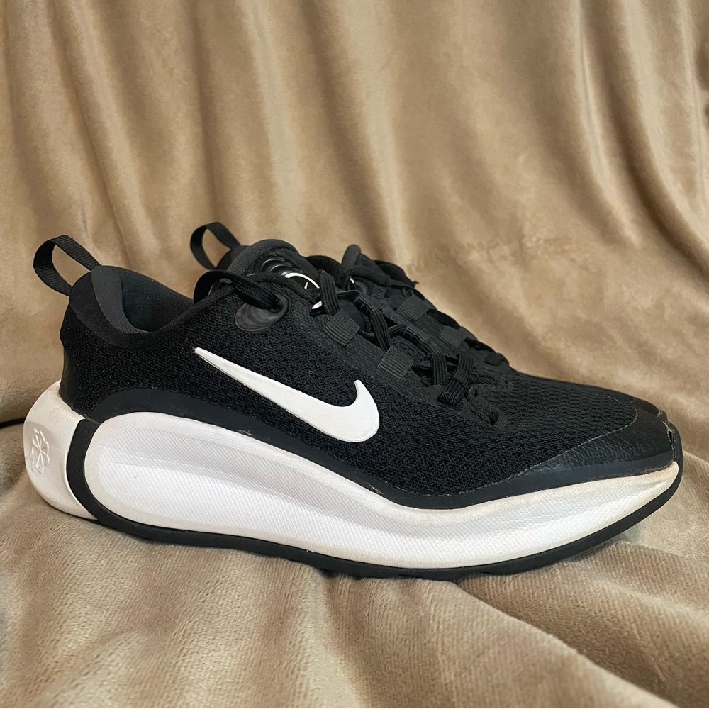 Girls Nike Infinity Flow sneakers Black and White.